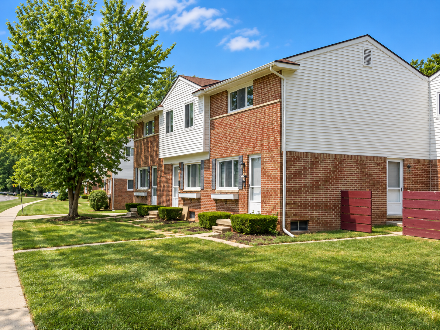 Rollingwood Manor Townhomes courtyard and walkways